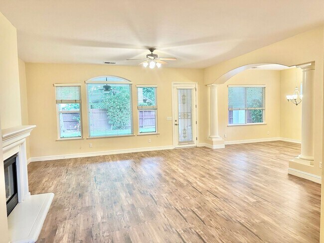 Building Photo - 5 br, 2.5 bath House - 8359 N Richelle Ave