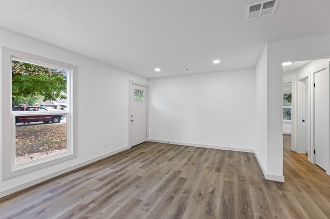 Building Photo - 4407 S Ocheltree St