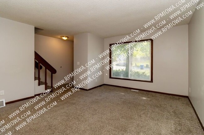 Building Photo - UPDATED!! 3 Bedroom, 1.5 Bath Duplex in De...