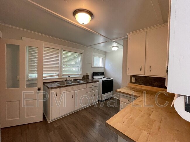 Building Photo - 824 W 7th St