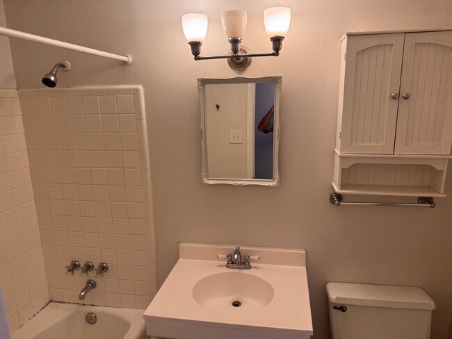 Building Photo - 409 N Glen Dr