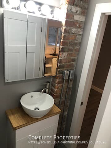 Building Photo - 1 Bedroom Main Floor of Duplex - Private L...