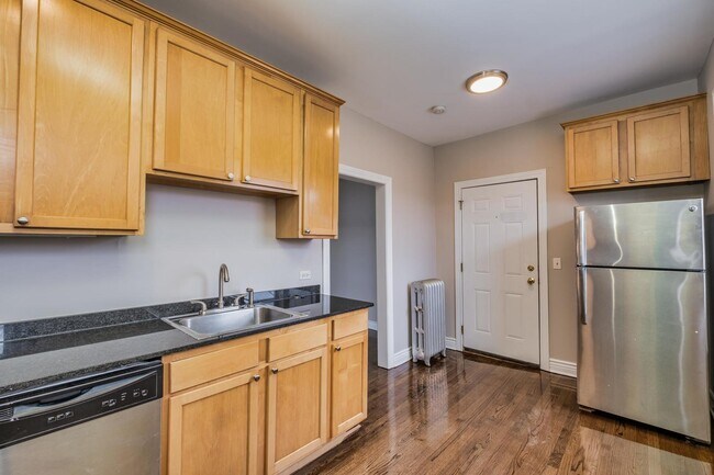 Foto del edificio - 2450 W Addison St