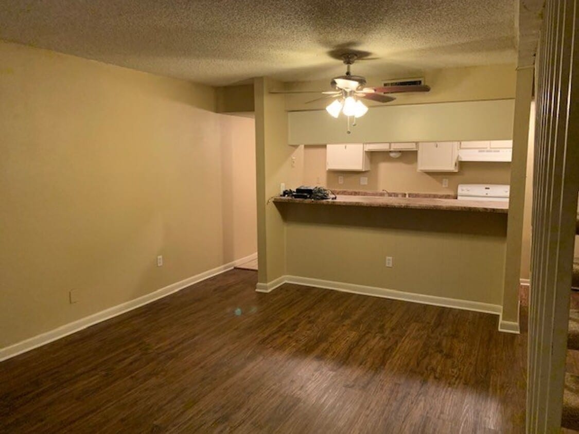 Building Photo - 1BD/1BA Townhouse located on the Germantow...