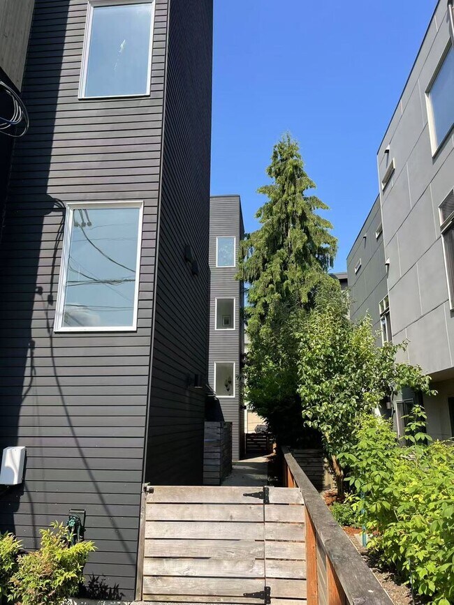 Foto del edificio - Nice 2-bed, 2-bath townhouse near Green La...