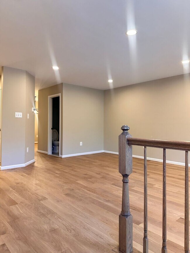 Building Photo - Renovated Kingstowne Townhouse | 3 Beds, 2...