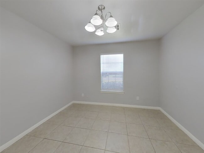 Foto del edificio - 411 E Carby Rd