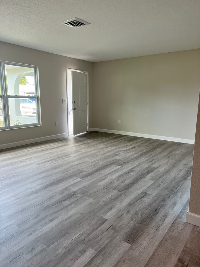 Building Photo - Venice, FL Newly Renovated 3BR/2BA/2CG Sin...