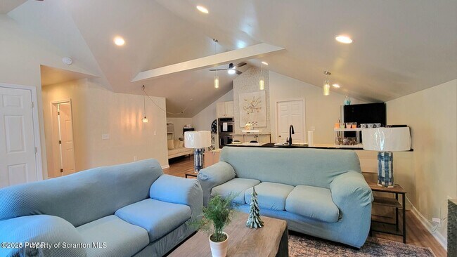 Foto del edificio - 1102 Lily Lake Rd