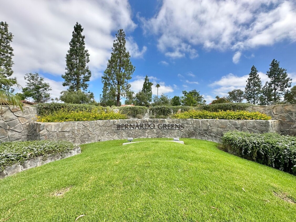 Primary Photo - Gorgeous 1 bedroom Condo with 1 Car Garage!