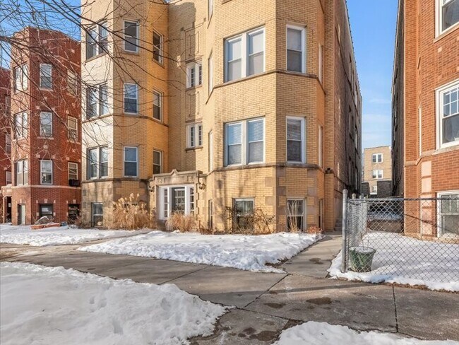 Building Photo - 2642 W Winnemac Ave