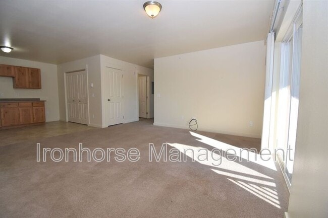 Building Photo - 807 W Villard St
