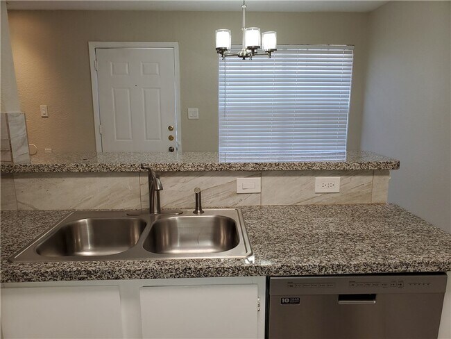 Building Photo - 2220 Creekside Ln