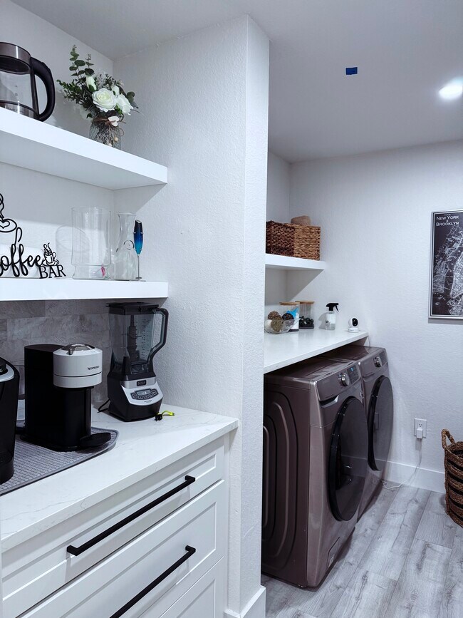 Coffee Bar / laundry - 10075 Gate Pky N