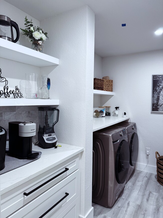 Coffee Bar / laundry - 10075 Gate Pky N