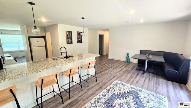 Foto del edificio - 923 Fortune Dr