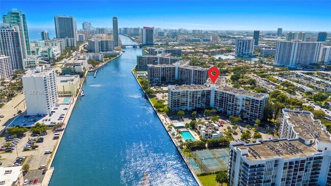 Foto del edificio - 800 Parkview Dr