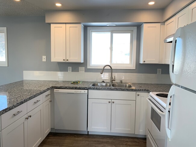 Building Photo - Spacious 5 Bedroom Home