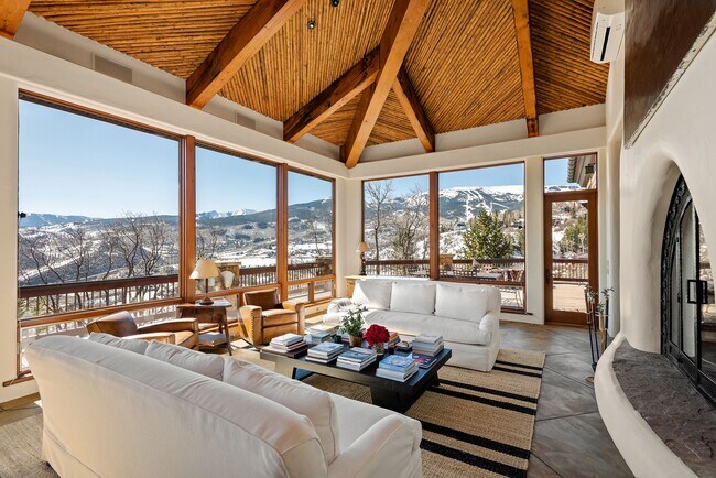 Foto del edificio - 685 Oak Ridge Rd