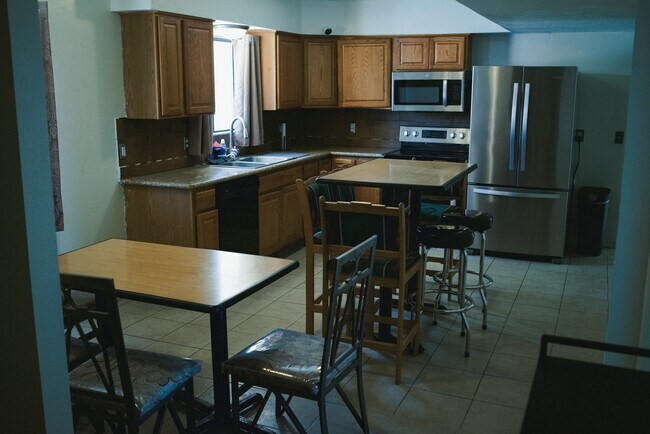 Foto del edificio - 731 W 40th St