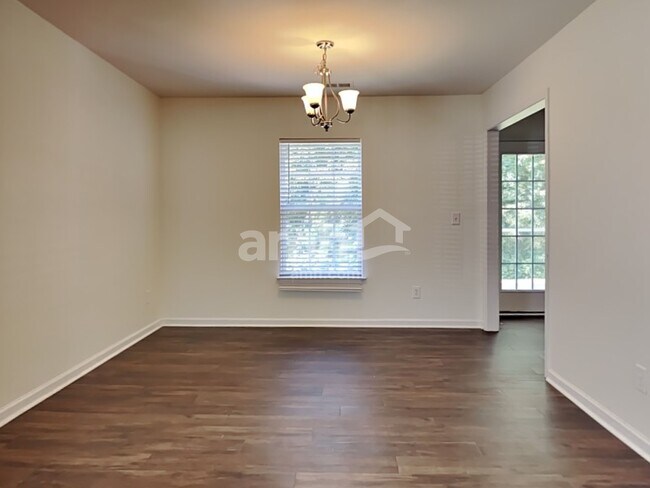 Foto del edificio - 425 Green Park Ln