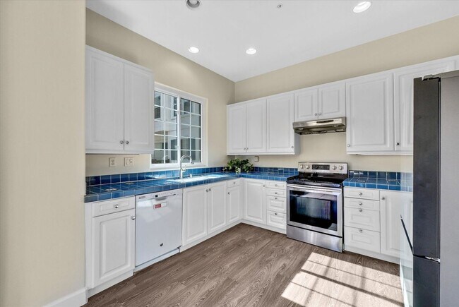 Building Photo - 2861 Ballesteros Ln