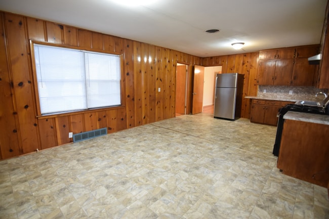 Building Photo - 809 W Ave R