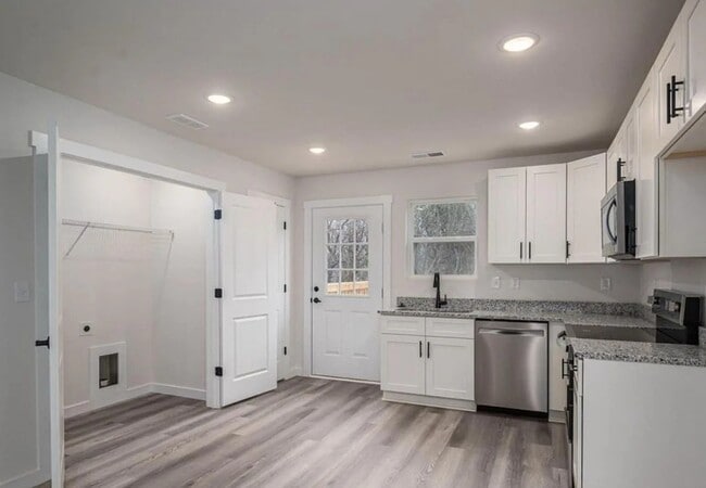 Building Photo - 717 7th Ave SW
