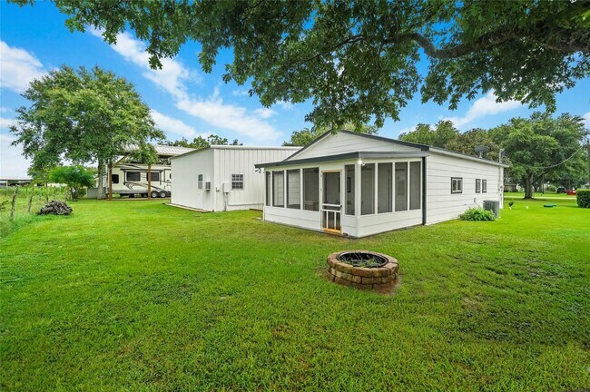 Foto del edificio - 30720 Waller Spring Creek Rd