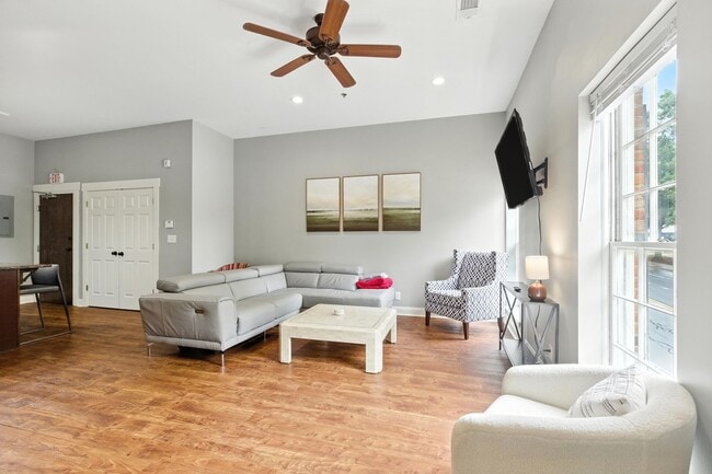 North Thomas 472-492 - North Thomas 472-492 Apartment