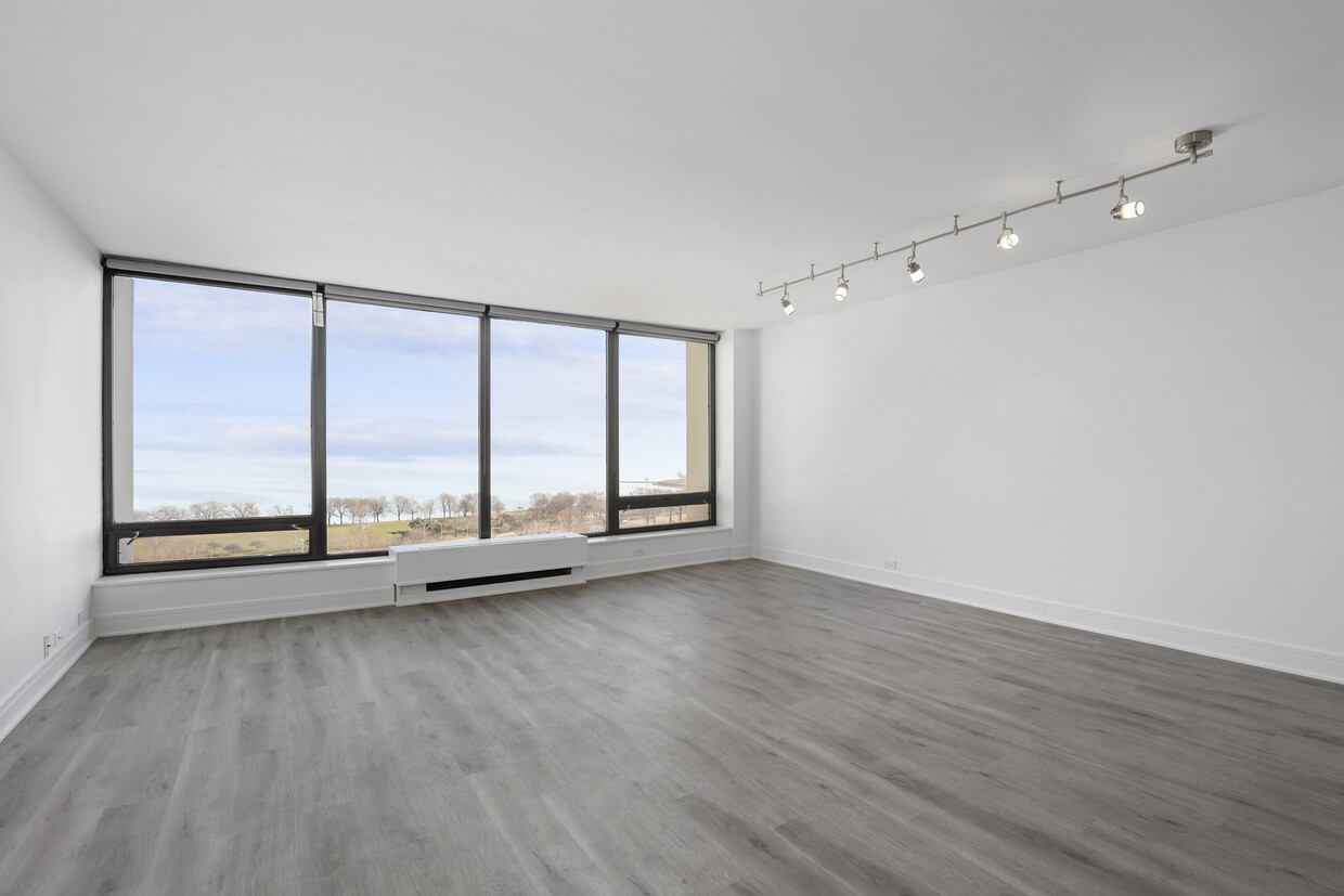 Foto principal - 5445 N Sheridan Rd