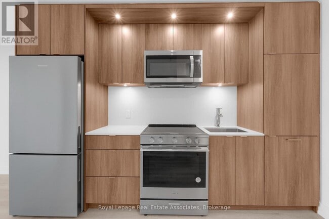 Photo du bâtiment - 60 Central Park Roadway