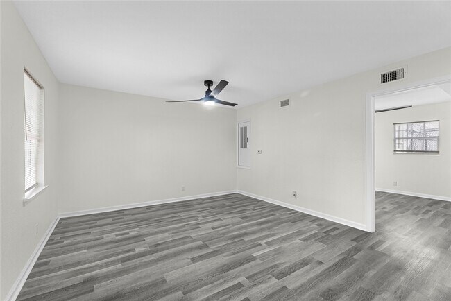 Foto del edificio - 7614 Grahamcrest Dr