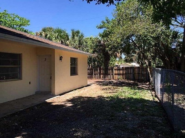Building Photo - 853 SW 9th Ct