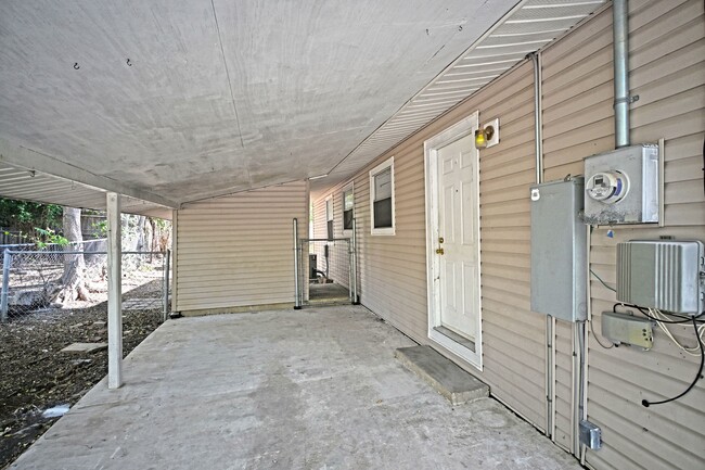 Foto del edificio - 633 S Academy Ave