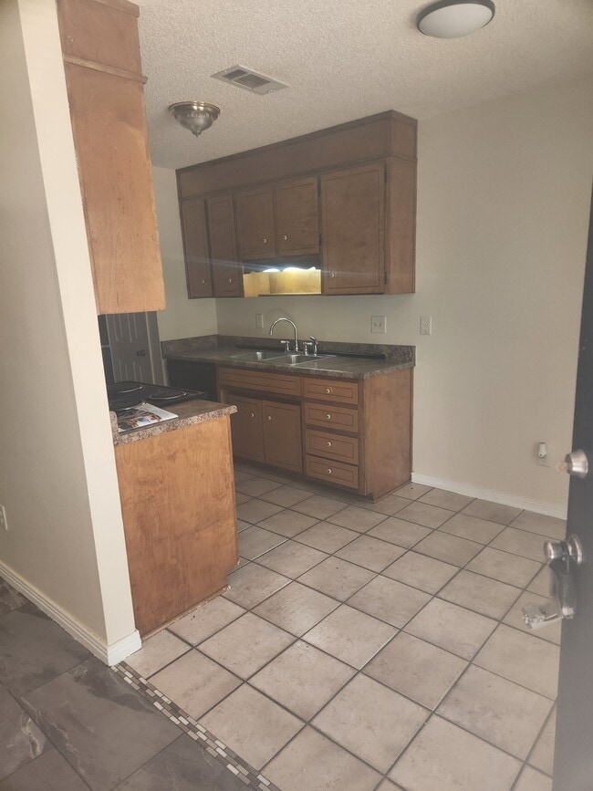 Building Photo - 8190 Stonebrook Dr
