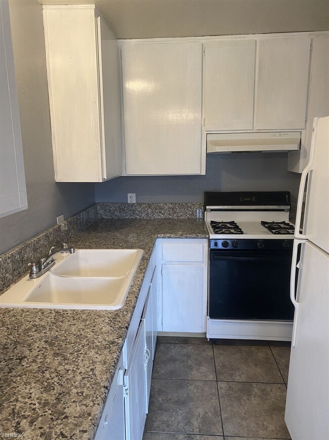 Building Photo - 1 br, 1 bath Condo - 888 Greenfield Ave Apt C