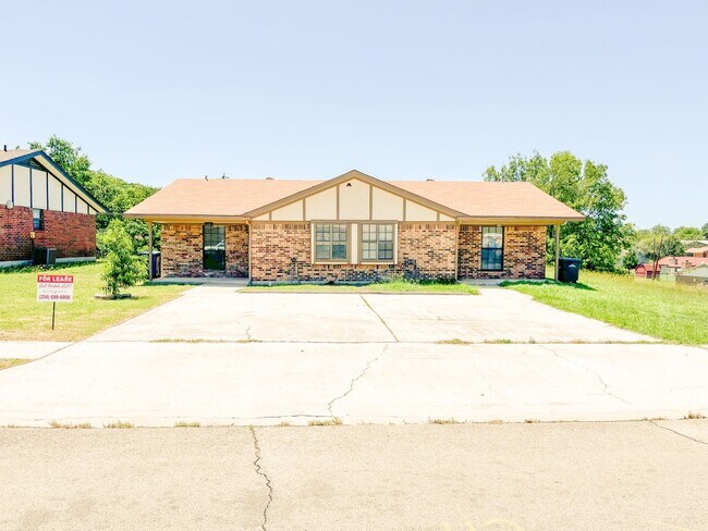 Foto del edificio - Available NOW This charming 1 story, 2 bed...