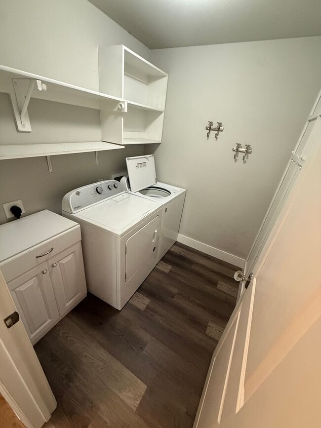 Building Photo - River Garden Addition 3 bed 2 1/2 bath 2 c...