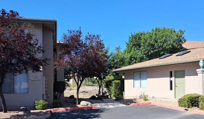 Building Photo - 985 E Mingus Ave
