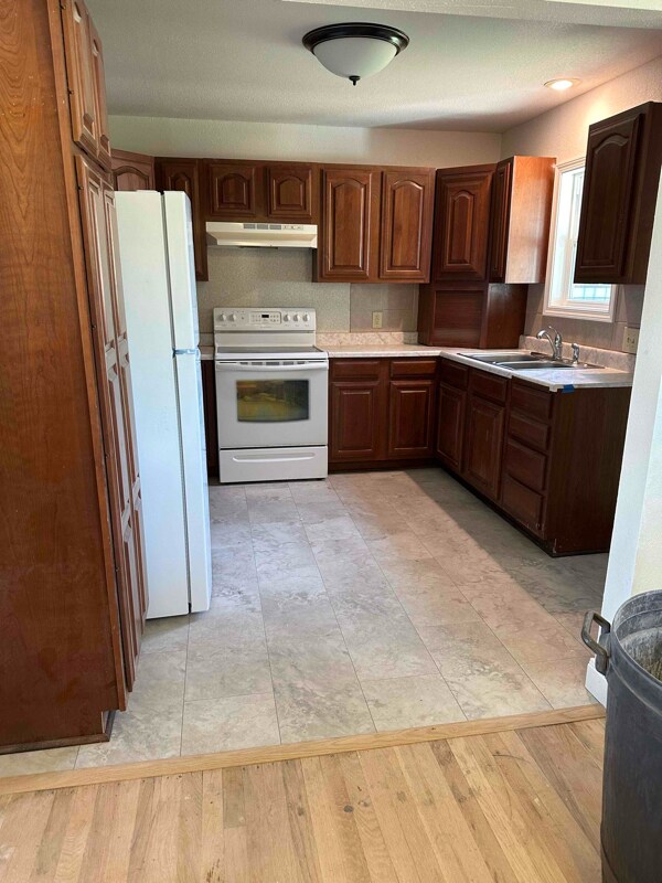 Building Photo - 224 E Tierra Blanca Rd