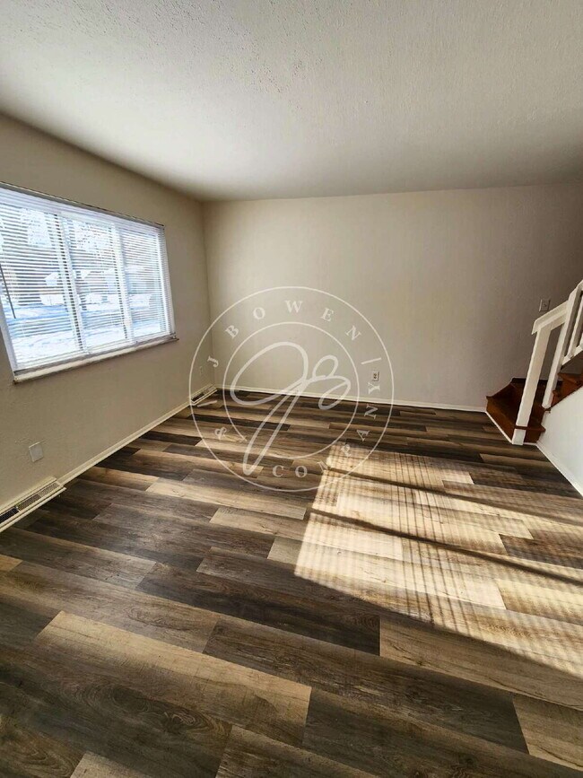 Foto del edificio - Spacious 2 bed 1 bath- 2 story home. Already passed Section 8 Inspection!