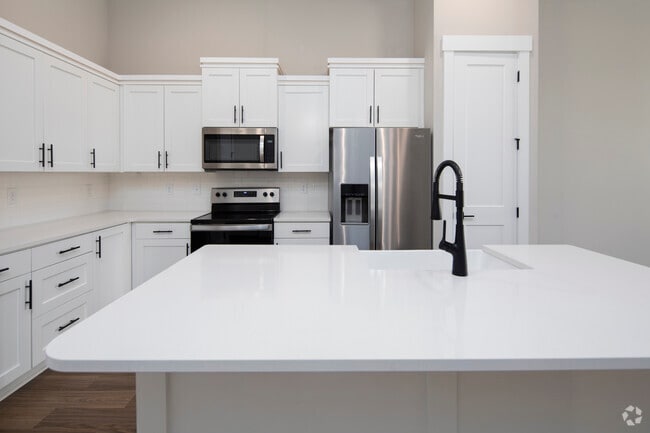 1BR, 1BA - 885SF Kitchen - The Lofts at Town Madison
