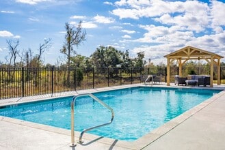 Building Photo - Country Club Cottages