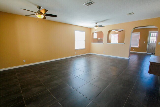 Building Photo - Spacious 5 Bedroom, 3 Bath East Austin Hom...