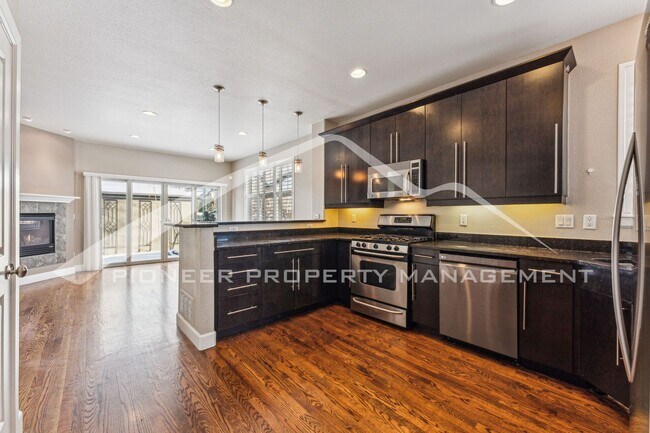 Building Photo - Spacious Townhome with Washer/Dryer and Ba...