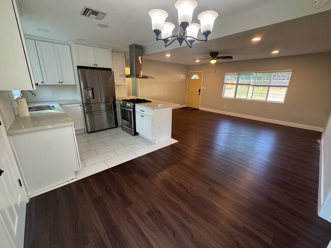 Cocina + Sala de estar - 8043 Roy St