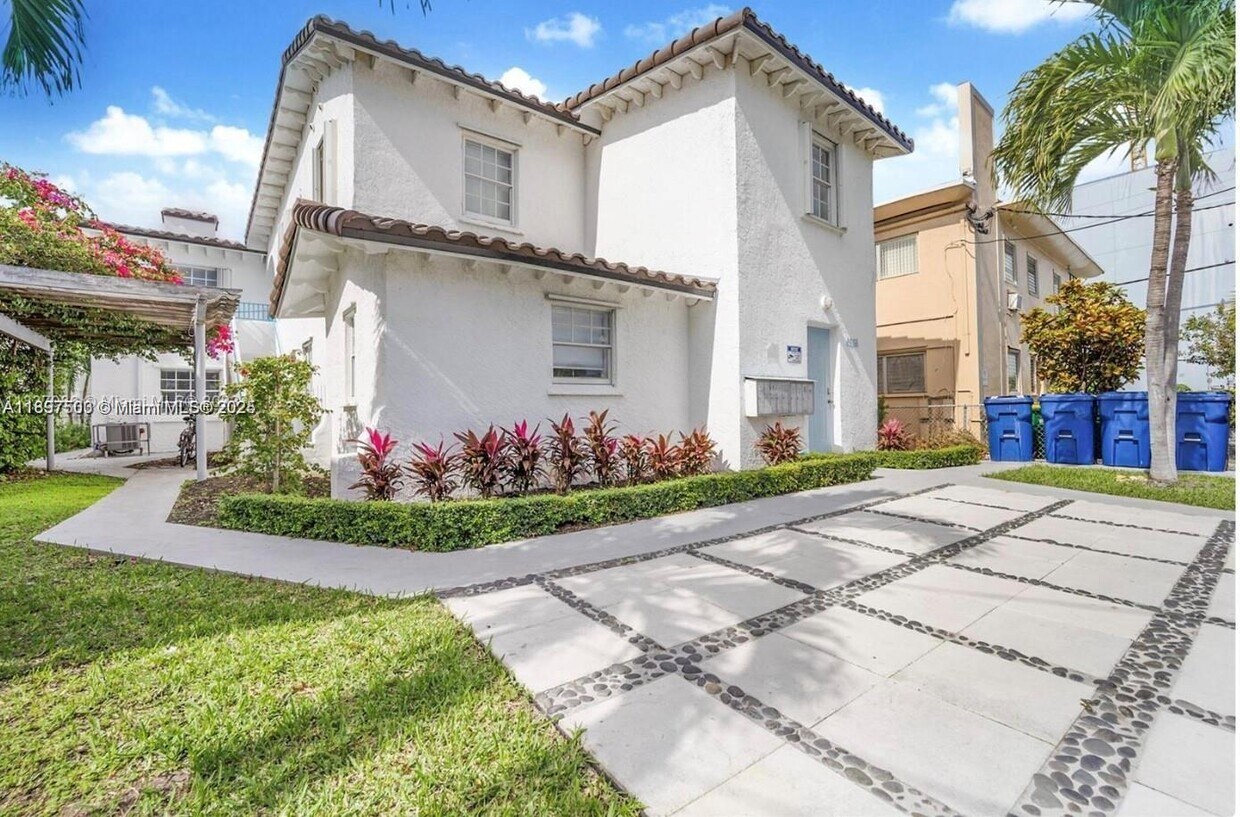 Foto principal - 6966 Byron Ave