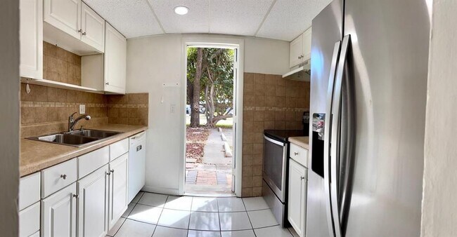 Foto del edificio - 1407 NE 56th St