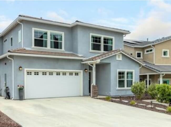 Building Photo - Large 3 bedroom home